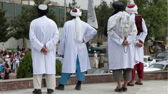 طالبانو په بلخ او دایکنډي کې درې کوډګر نیولي دي