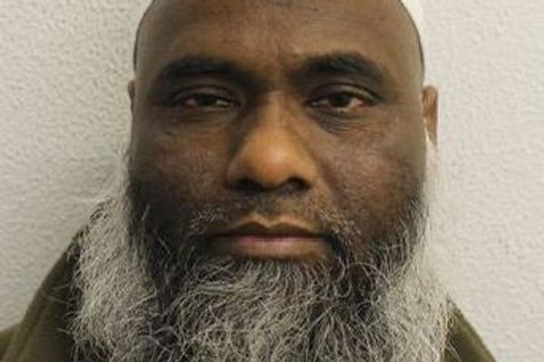 په لندن کې د یوه جومات امام پر ښځو او نجونو د جنسي تېري په ۲۱ قضیو کې مجرم وپېژندل شو