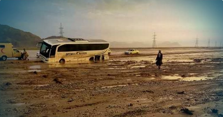 په غزني کې د یوه موټر چپه کېدو پېښه کې دوه کسان مړه او ۱۳ نور ټپیان شوي دي