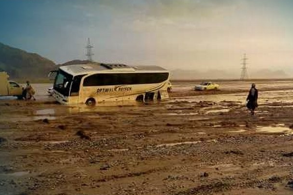 په غزني کې د یوه موټر چپه کېدو پېښه کې دوه کسان مړه او ۱۳ نور ټپیان شوي دي