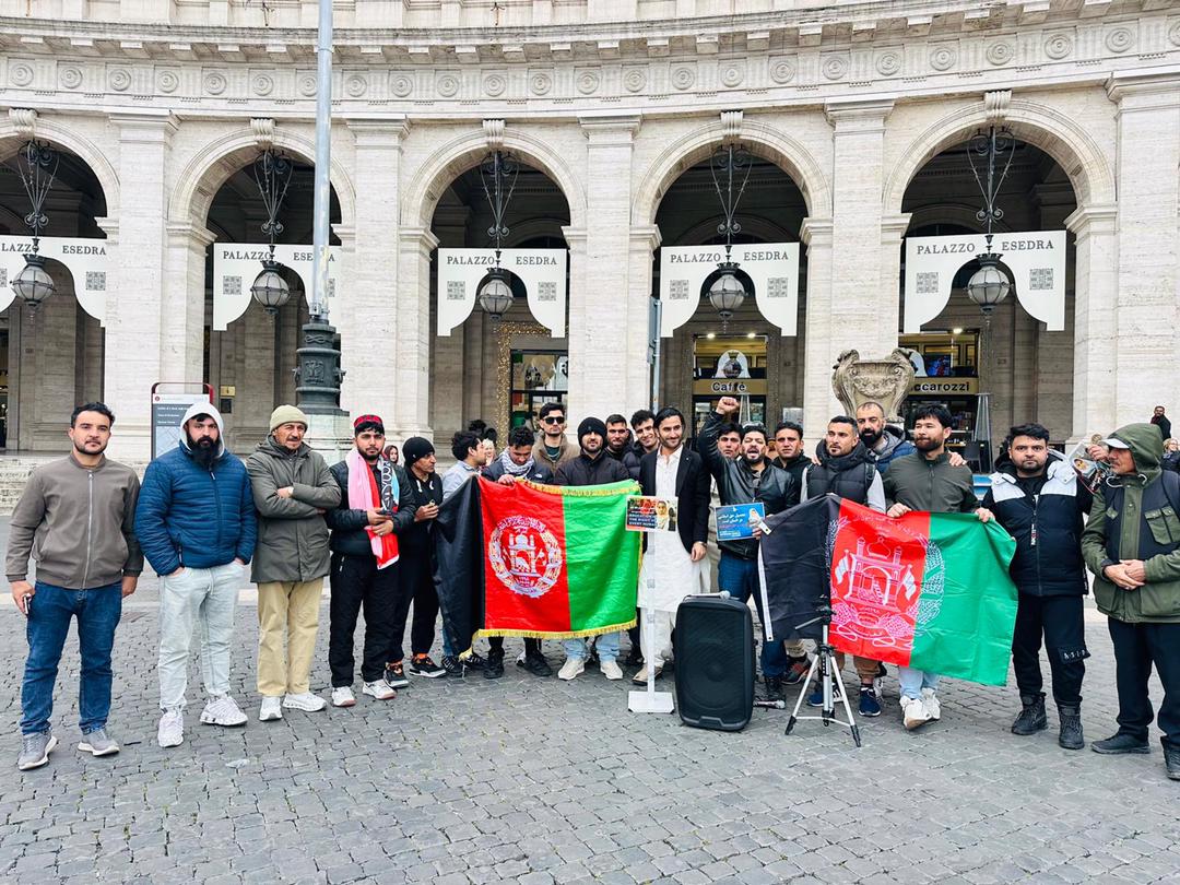 ایټالیا کې یو شمېر افغانانو د پاکستان د بریدونو پر ضد اعتراضي لاریون کړی