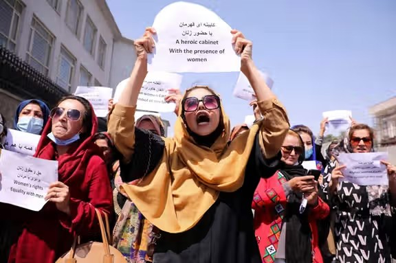 راپور؛ افغان مېرمنې د طالبانو تر سختو محدودیتونو لاندې هم د خپلو حقونو لپاره مبارزه کوي