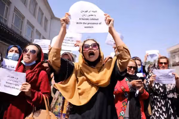 راپور؛ افغان مېرمنې د طالبانو تر سختو محدودیتونو لاندې هم د خپلو حقونو لپاره مبارزه کوي