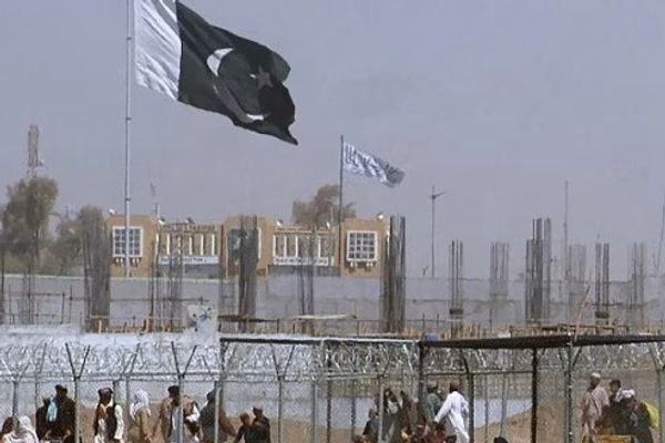 د کابل او اسلام اباد کړکېچ؛ طالبان وایي، پرون پر سپین بولدک سلګونه افغانان ور ستانه شوي