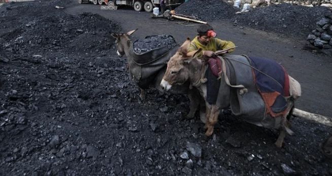 فایننشال تایمز:در معادن زغال سنگ افغانستان "طلای سیاه طالبان" کودکان ۸ ساله هم کار می‌کنند