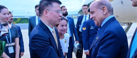 نخستوزیر پاکستان برای گسترش روابط اقتصادی به چین رفت