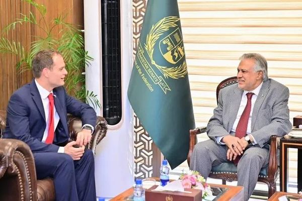 بریتانوي وزیر: د افغانستان او پاکستان ترمنځ ستونزې د خبرو او همکارۍ له لارې حل کېدای شي