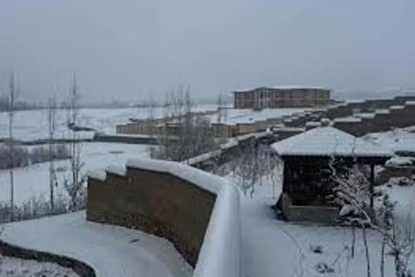 په هېواد کې د وروستیو واورو او ورښتونو له امله ۶۱ کسان مړه شوي او ۱۱۰ نور تپیان دي