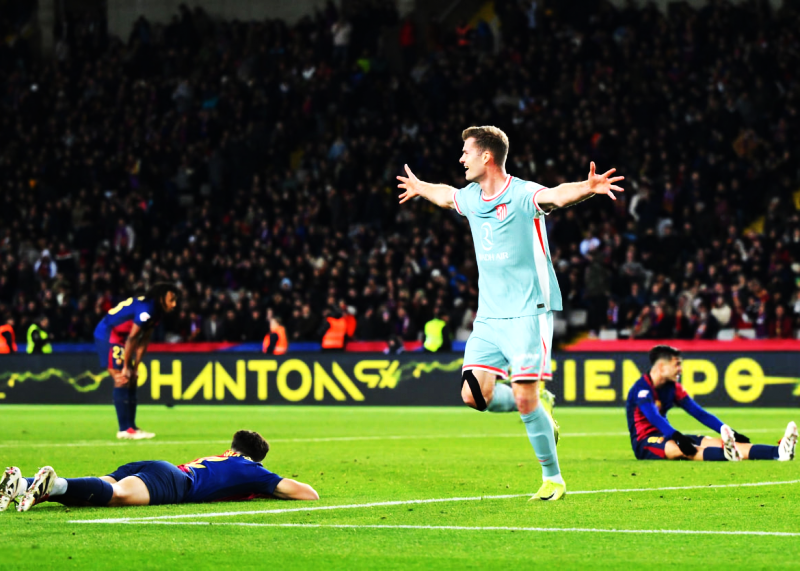 اتلتیکو مادرید با شکست بارسلونا در خانه‌اش، با یک بازی کمتر صدرنشین لالیگا شد