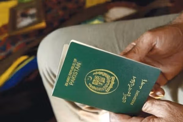 په بلوچستان کې افغانانو ته د پاکستاني پاسپورټونو د جوړولو په تور درې کسان نیول شوي