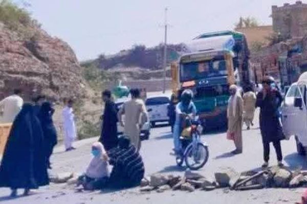ښځینه لاریونوالو د تورخم – پېښور لویه لاره د خپل یوه مشر د خوشې کولو په پار تړلې ده