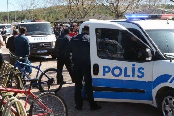 د ترکیې پولیسو ۲۳ افغان کډوال په یو باروړونکي موټر کې نیولي دي