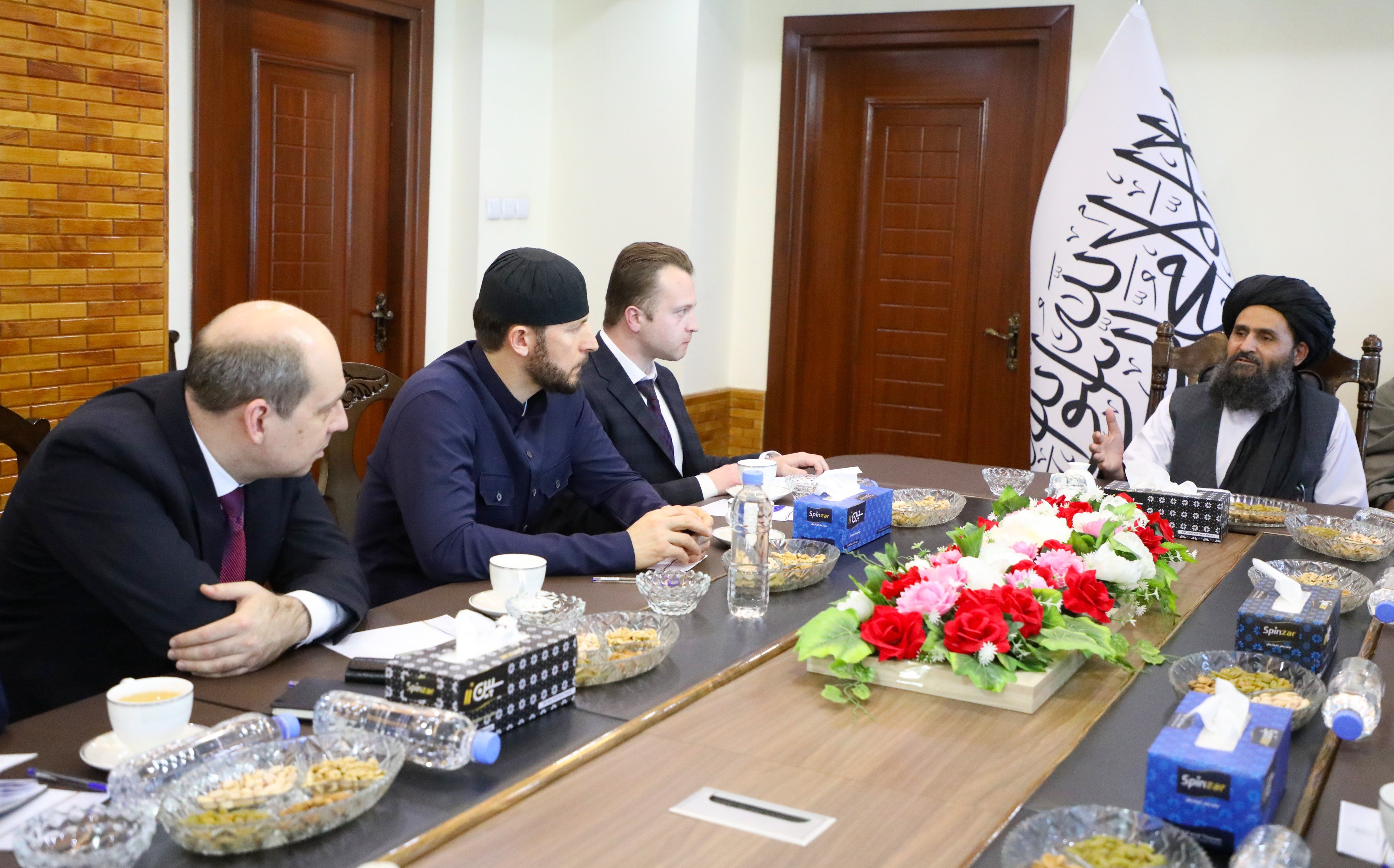 ملا برادر: افغانستان او روسیه ښې سیاسي اړیکې لري او د خرابولو لپاره به چاته اجازه ورنه کړي