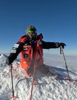 هغه بریتانوي سرتېری چې په افغانستان کې معیوب شوی وه د انټرکټیکا لوړه څوکه فتح کړه