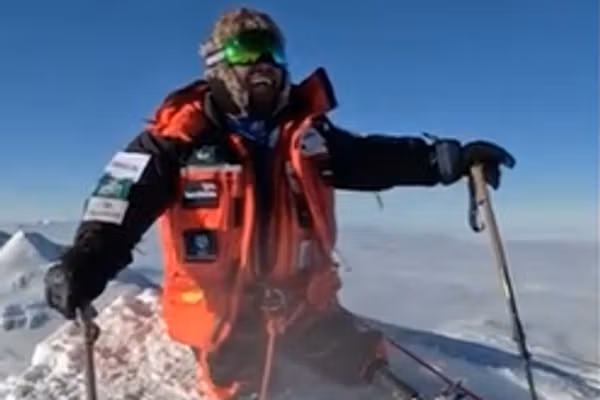 هغه بریتانوي سرتېری چې په افغانستان کې معیوب شوی وه د انټرکټیکا لوړه څوکه فتح کړه