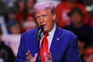 ترامپ میگوید تسلیحات بجامانده امریکا در افغانستان را از طالبان پس میگیرد