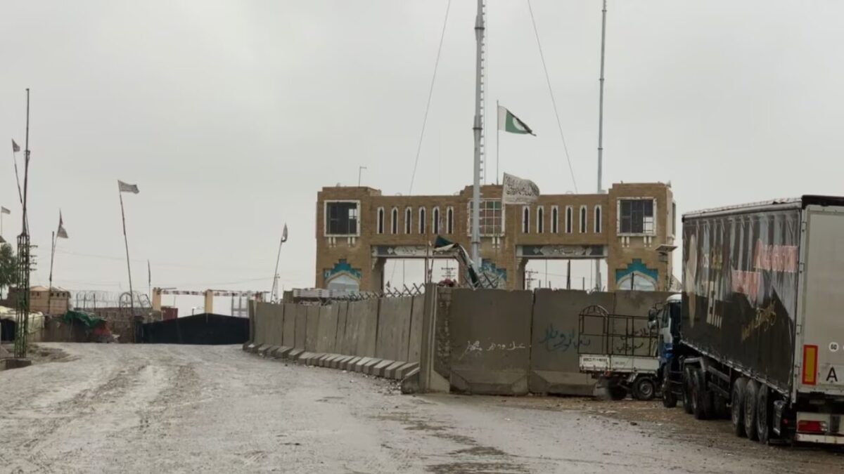 تاجران منطقه چمن پاکستان خواستار بازگشایی گذرگاه‌های مرزی با افغانستان شدند