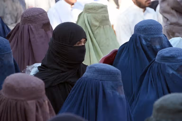 پخوانۍ دولتي کارکوونکې د معاشونو له بندېدو وروسته له اقتصادي ستونزو کړیږي