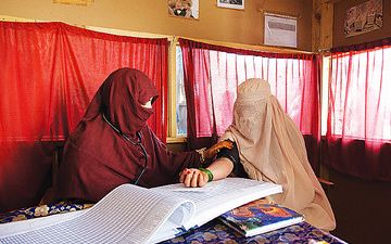 د پښتونخوا په لرې پرتو سیمو کې ښځې لا هم له روغتیايي خدمتونو بې برخې دي