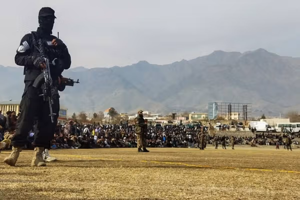 طالبانو په دریو ولایتونو کې د دریو ښځو په ګډون ۹ کسان په دُرو وهلي دي