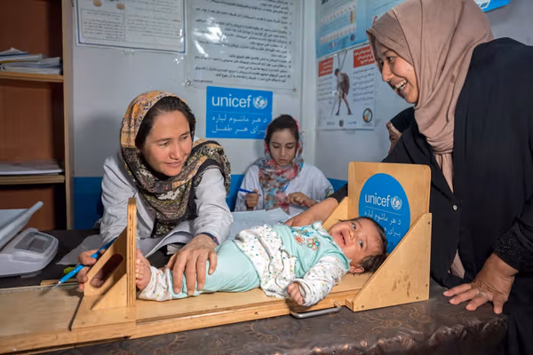 یونسېف وایي، په افغانستان کې پر ښځینه روغتیايي کارکوونکو پانګونه حیاتي ارزښت لري