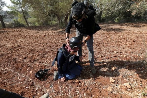 اسراییلي مېشت شويو کسانو د لوېدیځې غاړې د زیتونو د حاصلاتو پر مهال پر خبریالانو برید کړی