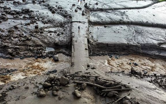 سیل در اندونزیا جان ۴۱ نفر را گرفت