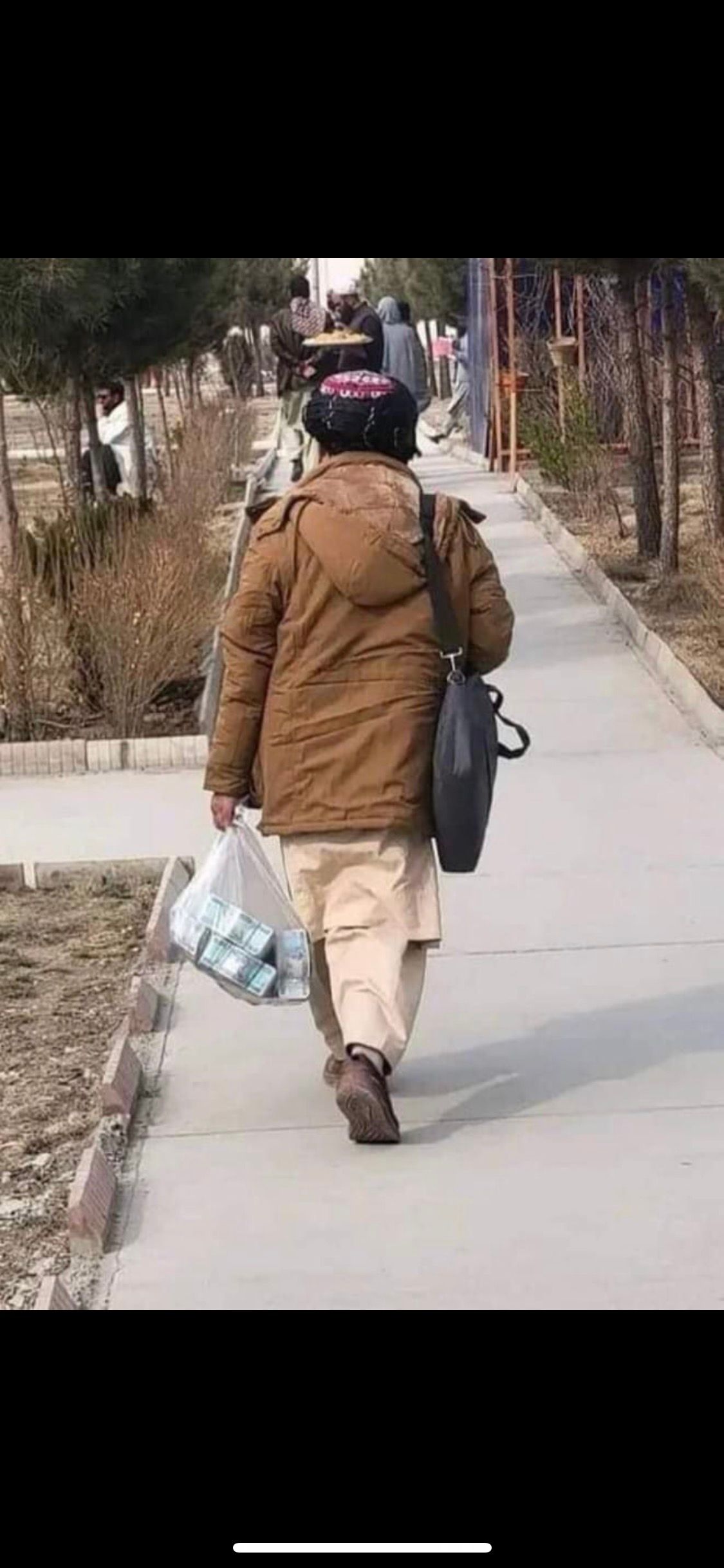 کابل کې د امنیت او ټیکاو د ښودلو په پار د پېسو ډکو کڅوړو انځورونو، پراخ غبرګونونه راپارولي