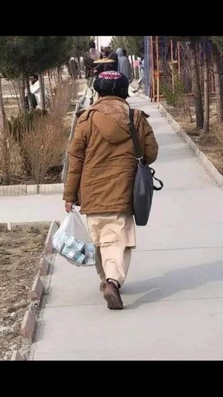 کابل کې د امنیت او ټیکاو د ښودلو په پار د پېسو ډکو کڅوړو انځورونو، پراخ غبرګونونه راپارولي