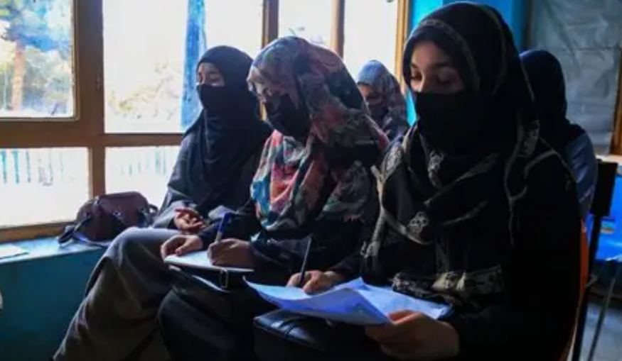کافوډ: برېتانیا دې له زده‌کړو بې‌برخو شویو افغان محصلینو ته د تحصیلي ویزو لړۍ پیل کړي