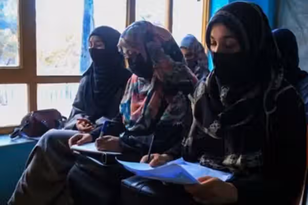 کافوډ: برېتانیا دې له زدهکړو بېبرخو شویو افغان محصلینو ته د تحصیلي ویزو لړۍ پیل کړي