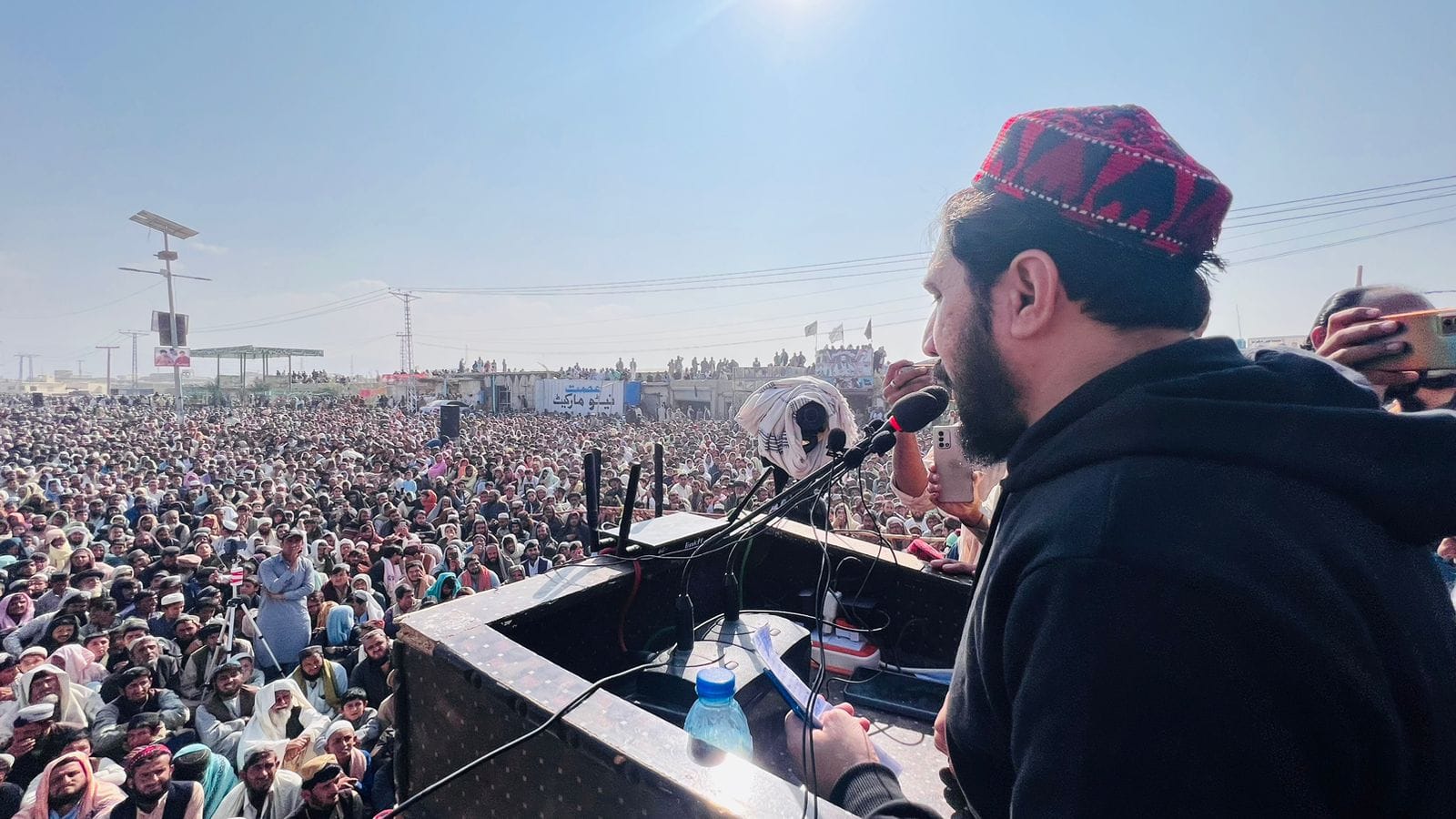 د پښتون ژغورنې غورځنګ پلويان او سياستوال: د عدالت غوښتل جرم نه دی، منظور پښتین خوشې کړئ 