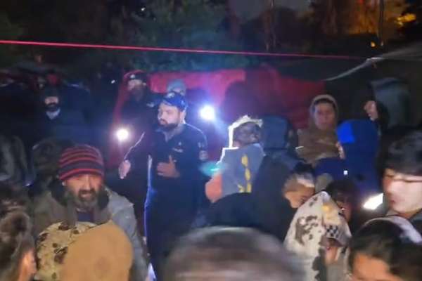 پاکستاني پولیسو په اسلاماباد کې د افغان کډوالو پر مېشت ځایونو چاپې وهلي دي
