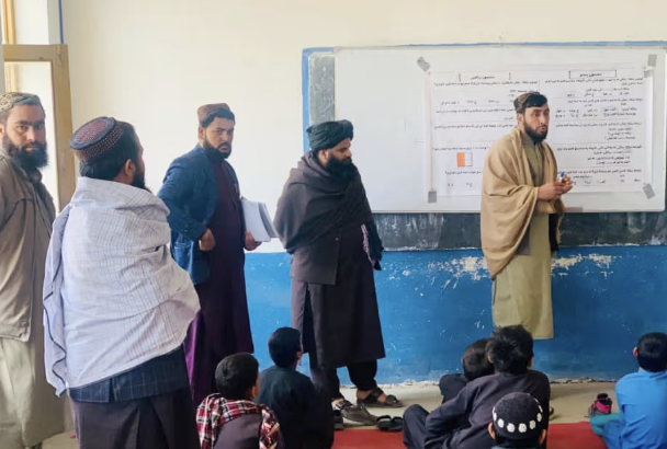طالبان تجبر معلمي ننغرهار على توقيع تعهد بترك اللحية تحت تهديد الفصل