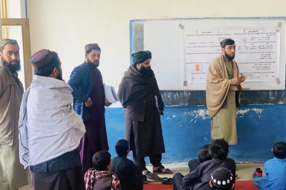 طالبان تجبر معلمي ننغرهار على توقيع تعهد بترك اللحية تحت تهديد الفصل