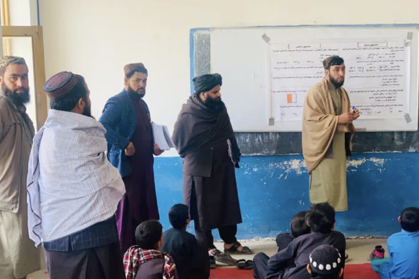 طالبان تجبر معلمي ننغرهار على توقيع تعهد بترك اللحية تحت تهديد الفصل