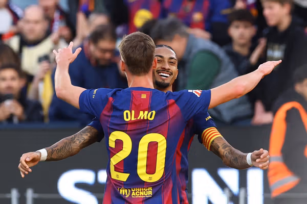 بارسلونا ٣-١ آلاوس؛ آبی اناریها با بازگشت و درخشش رافینیا به صدر جدول لالیگا بازگشتند