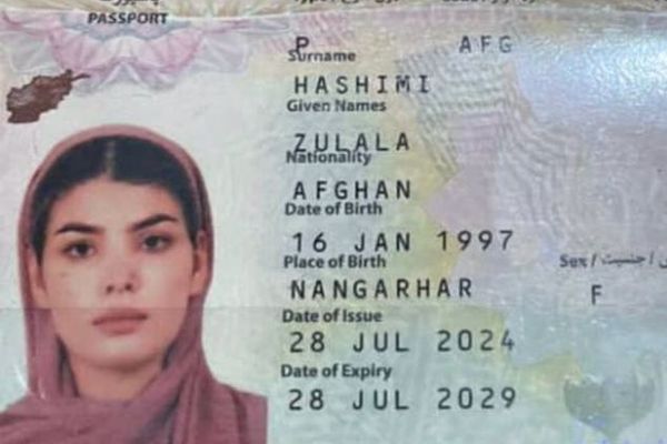 د سندرغاړې زلالې کورنۍ وايي طالبان یې اړباسي چې ووايي «زلاله له کوره تښتېدلې»