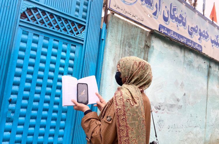 سمبولیک اعتراض؛ نجونې د بندو دروازو تر شا د خپلو زده کړو حق غواړي