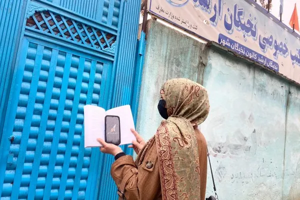 سمبولیک اعتراض؛ نجونې د بندو دروازو تر شا د خپلو زده کړو حق غواړي