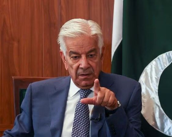 خواجه آصف: طالبان امنیت پاکستان را تضمین میکند یا با عواقب آن روبرو میشود