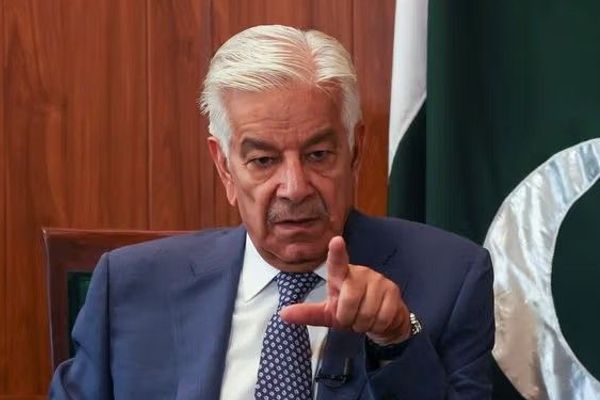خواجه آصف: طالبان امنیت پاکستان را تضمین میکند یا با عواقب آن روبرو میشود