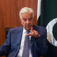 خواجه آصف: طالبان امنیت پاکستان را تضمین میکند یا با عواقب آن روبرو میشود