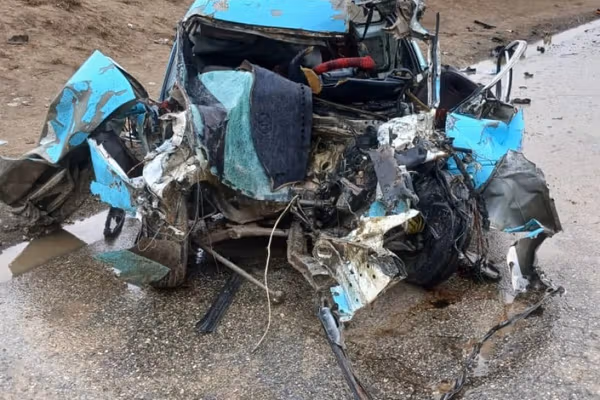 په سمنګان کې د یوې ټرافیکي پېښې له امله ۳ کسان مړه او پنځه نور ټپیان شوي دي