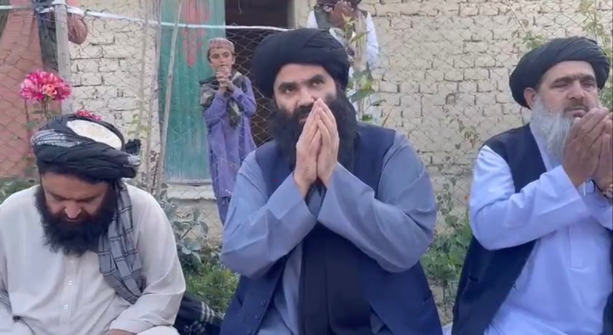 د طالبانو د کورنیو چارو وزیر په سپېره ولسوالۍ کې د ۱۴۰۱ کال له زلزلې وروسته قربانیانو سره خواخوږي ښيي