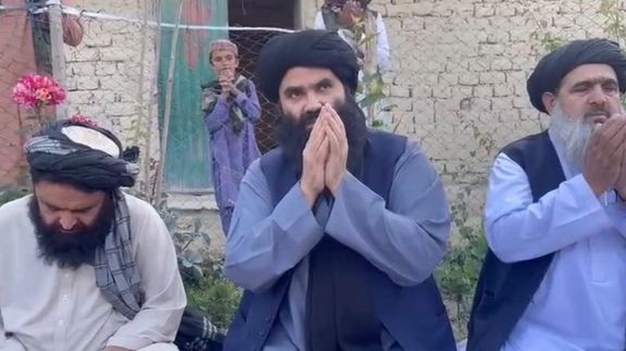 د طالبانو د کورنیو چارو وزیر په سپېره ولسوالۍ کې د ۱۴۰۱ کال له زلزلې وروسته قربانیانو سره خواخوږي ښيي