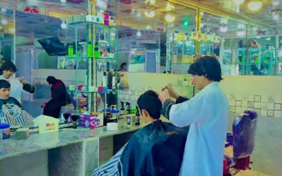 طالبانو په کندهار څه باندې ۱۵ سلمانیان او ځوانان د ږيرې جوړولو پرمهال نیولي او زنداني کړي