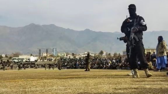 طالبانو په بادغیس کې یو کس په عام محضر کې اعدام کړ