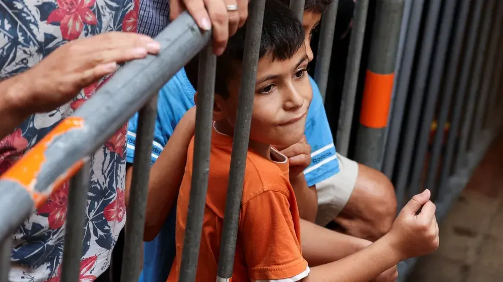 کودکان آواره لبنانی در صف دریافت غذا در بیروت، ۲۳ میزان