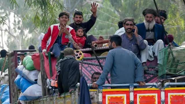 تېره ورځ له زرو ډېر افغان کډوال د تورخم له لارې افغانستان ته ستانه شوي 